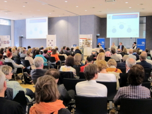 Blick in den vollen gro&szlig;en Saal des Regionshauses