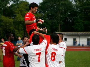 Die t&uuml;rkische Mannschaft feiert ihren Torh&uuml;ter