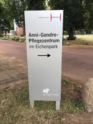 Ein Wegweiser zum Anni-Gondro-Pflegezentrum im Eichenpark