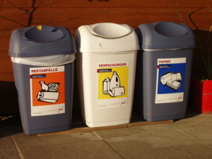 Foto von drei Abfallbehältern zur Abfalltrennung