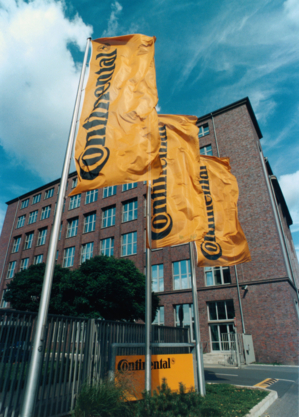 Verwaltungsgebäude Continental AG mit Flaggen