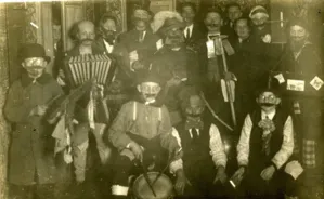 Altes Schwarzwei&szlig;foto verkleideter M&auml;nner.