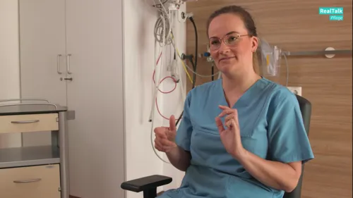Frau in blauer medizinischer Kleidung.