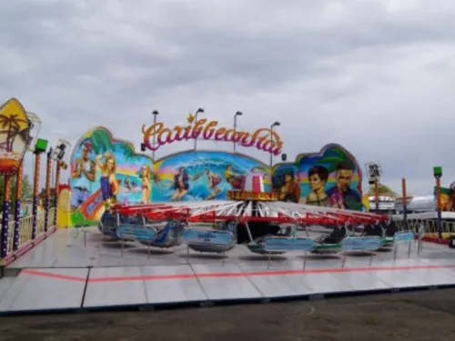 Ein Fahrgeschäft von außen.
