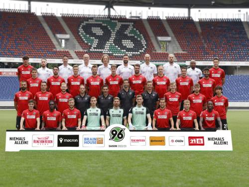 Die Spieler der Fußballmannschaft Hannover 96 stehen in der Heinz-von-Heiden-Arena zum Teamfoto gerade.