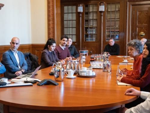 Der Oberbürgermeister von Hannover mit Menschen der iranischen Community.