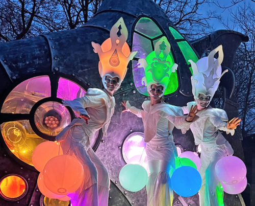 3 leuchtende Wesen lächeln in die Kamera