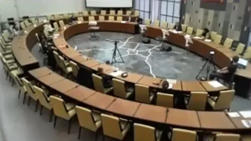 Ratssaal der Landeshauptstadt Hannover im Neuen Rathaus. Der Saal ist nur spärlich besetzt.