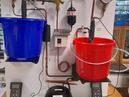 Eimer an einer Wärmepumpe.