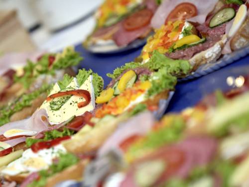 Belegte Brote auf einem Tablett