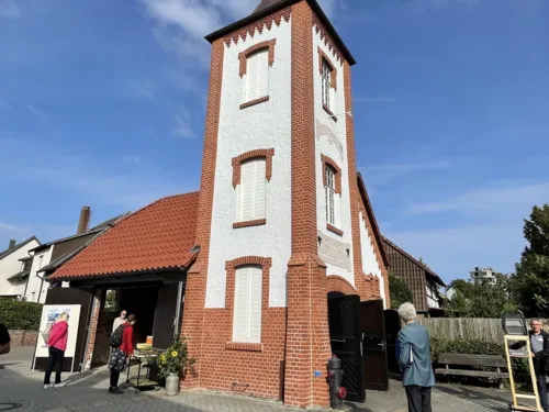 Menschen vor einem Backsteinturm