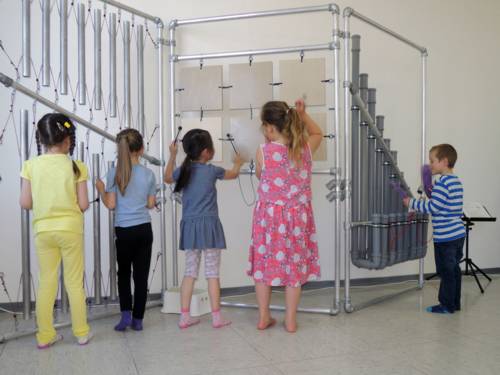 Kinder an einer Klangspiel-Station