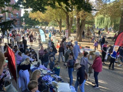 Viele Menschen auf dem Kleinen Fest Am Bache