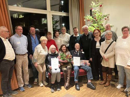 Die Preisträger*in mit Bezirksbürgermeisterin Belgin Zaman, Integrationsbeiratsvorsitzenden Johanna Starke und Yasmin Albasha und Integrationsbeiratsmitglied Petra Pfahl-Scholz nebst Gäst*innen der Preisträger*in