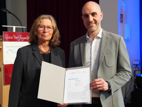 Oberbürgermeister Belit Onay für die LHH und Anne Lütkes für den Vorstand des Vereins Kinderfreundliche Kommunen e. V. haben  eine Vereinbarung zur verbindlichen Zusammenarbeit mit dem Verein Kinderfreundliche Kommunen unterzeichnet.