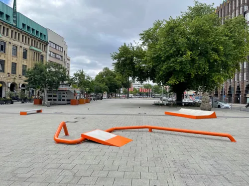 Skateelemente auf einem Platz in der Innenstadt.