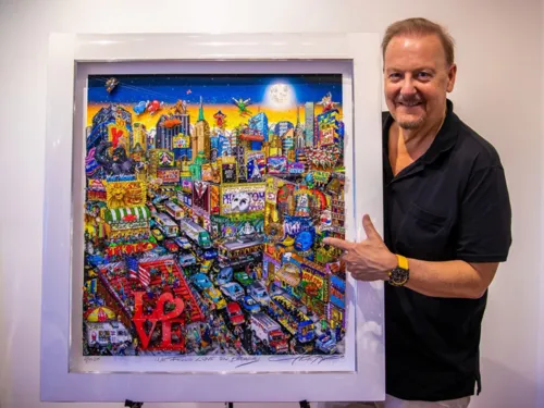 Der Pop-Art-Künstler Charles Fazzino steht neben einem seiner Werke