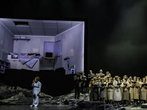 Menschen auf einer Bühne.