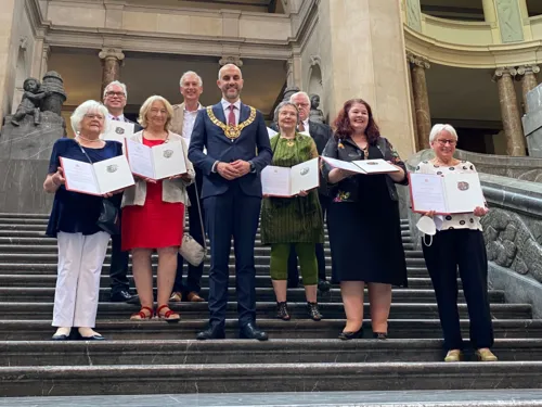 Acht hannoversche Städtepartnerschaftsvereine und -organisationen erhalten 2022 die Plakette für Verdienste um die Landeshauptstadt Hannover (LHH).