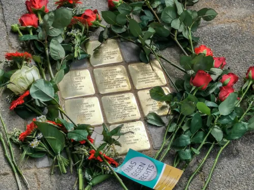Stolpersteine. Drumherum Rosen.