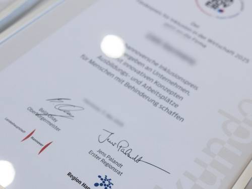 Foto von der Urkunde, die beim Förderpreis Inklusion in der Wirtschaft 2026 verliehen wurde.