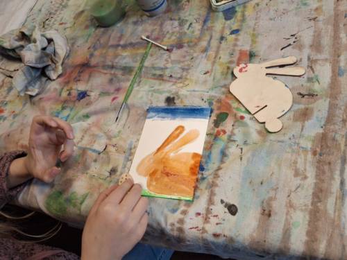 Ein Kind malt eine Osterkarte