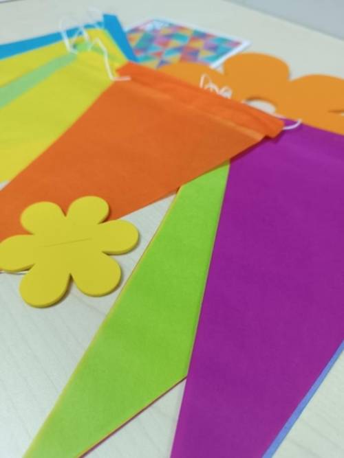 Bunte Fahnen mit Blumen Bastelvorlagen