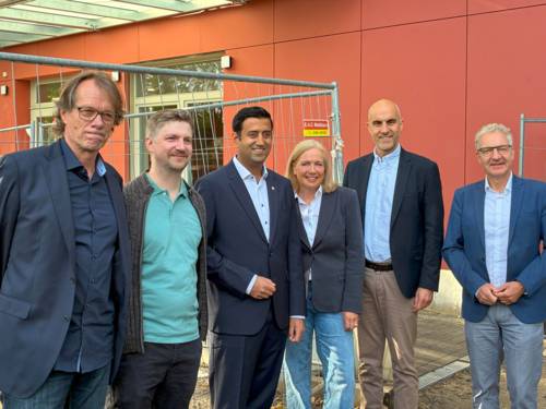 Sechs Personen vor einem Gebäude.