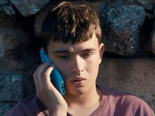 Ein junger Mann telefoniert mit seinem Smartphone