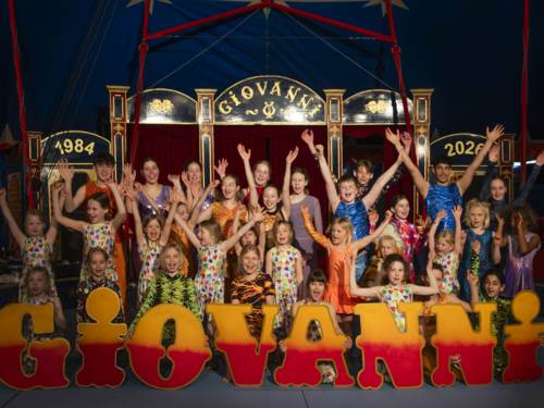 Eine Gruppe von Kindern in Zirkuskostümen.