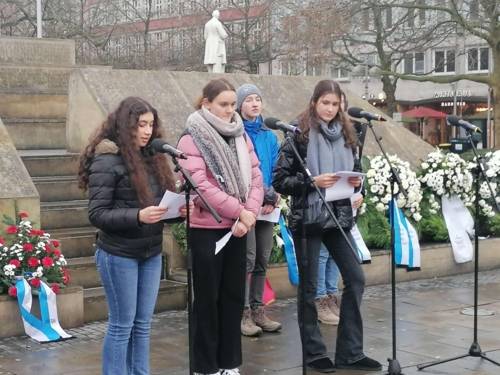 Schüler*innen der Humboldtschule gedenken an die Deportationen aus Hannover am Holocaust-Mahnmal, 2023