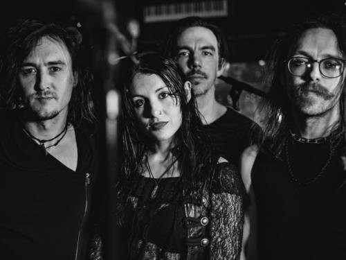 Die Sängerin und die drei Musiker der Band.