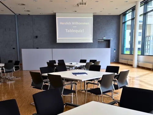 Vorbereitete Tische für das Quiz im Haus der Region