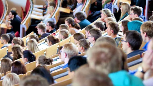 Ein Hörsaal voll junger Menschen.