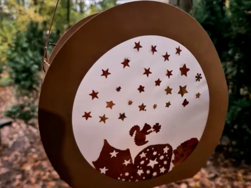 Laterne mit kleinen Eichhörnchen als Dekoration.