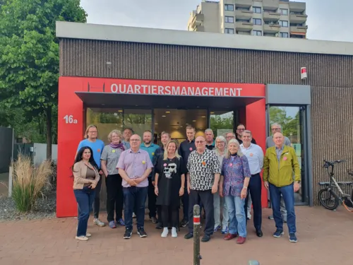Auf dem Bild sind die Mitglieder des Sanierungsbeirats Davenstedt und Körtingsdorf zu sehen. Die Mitglieder stehen vor dem Quaritiersmanagement.