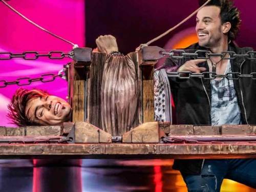 Die Ehrlich Brothers führen einen Zaubertrick auf der Bühne vor