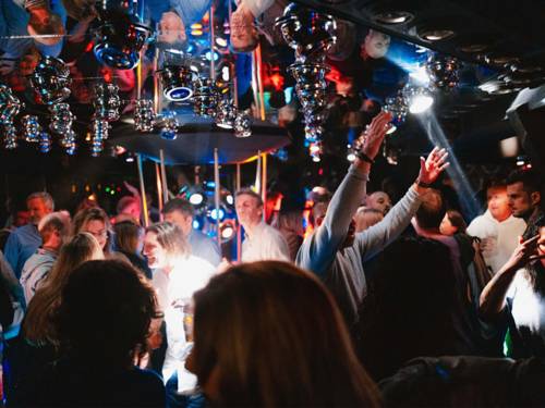 Tanzende Menschen in einer Discothek