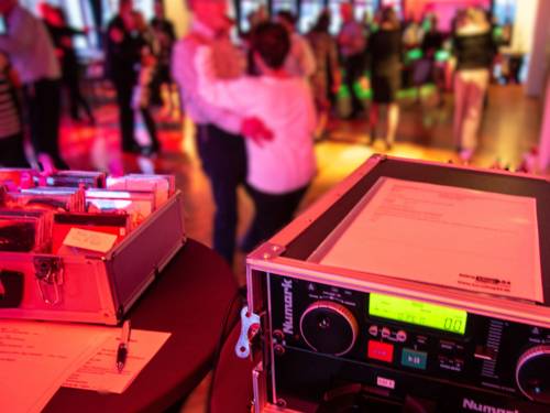 Blick von DJ-Pult in einen Tanzsaal.
