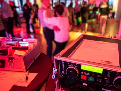 Blick von DJ-Pult in einen Tanzsaal.