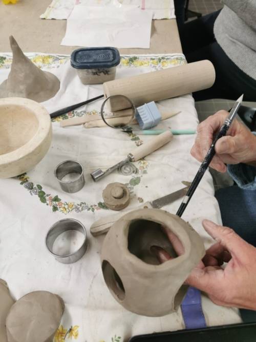 Eine Person außerhalb des Bildes arbeitet mit Ton