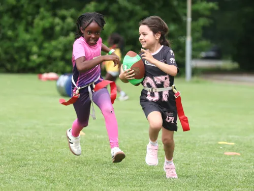 Neue Sportarten entdecken - Die Schüler*innen konnten sich unter anderem im Flag Football ausprobieren.