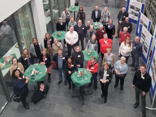 Gruppenfoto aller Teilnehmer*innen