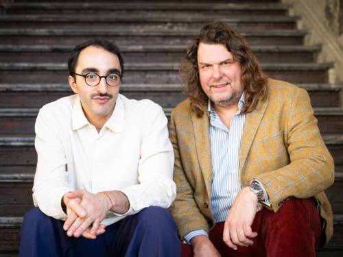 Die neuen Leiter ab 2027 sitzen auf den Stufen einer Treppe.