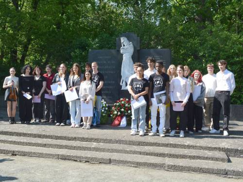 Teilnehmer*innen der deutsch-polnischen Jugendbegegnung „Zivilcourage – für welche Werte stehe ich?“ am 8. Mai 2023 am Ehrenfriedhof Maschsee-Nordufer