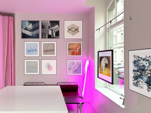 Mehrere Gemälde hängen an einer Wand