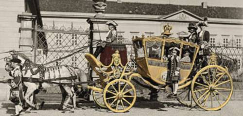 Foto-Postkarte: Krönungswagen ( Goldene Kutsche) des Königs Georg I. vor dem Schloss Herrenhausen. Vermutlich1937, Verlag Dr. Müller, digital koloriert.