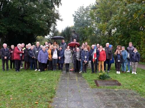 Französische Reisegruppe der Amicale de Neuengamme am Mahnmal für das KZ Misburg, Oktober 2023