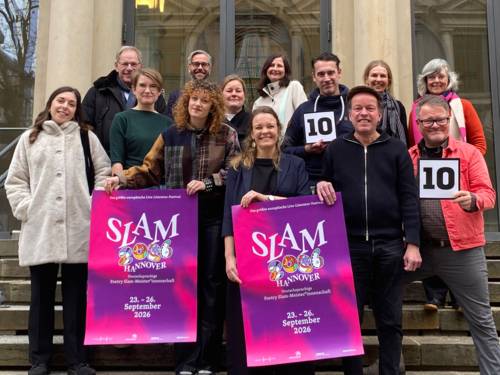 Hannover präsentiert die deutschsprachigen Meister*innenschaften im Poetry Slam. Vom 23. bis 26. September 2026 wird die Stadt zur Bühne für kreative Stimmen und leidenschaftliche Performances.