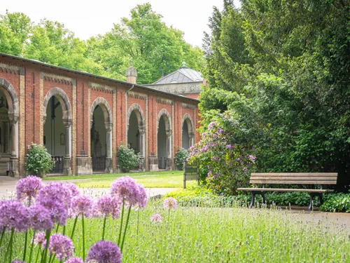 Eine grüne Friedhofsanlage.